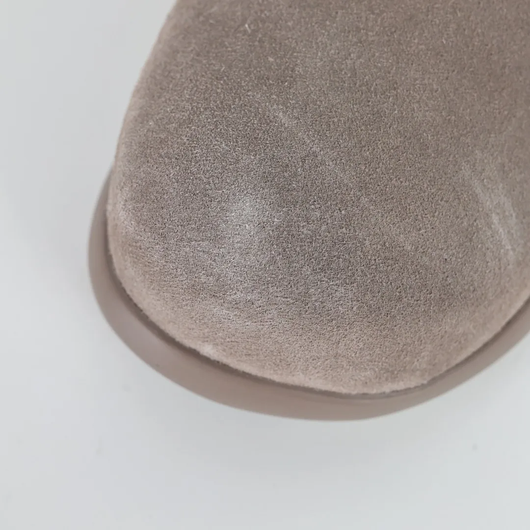 Pick up locally💰560 Core recommendation Good price Independently developed original outsole and cashmere insole to keep you warm in winter and suitable for home use. In the new year, uug launched a style series, which is partially geared towards the preferences of young consumers and has also moved to the forefront of fashion trends. Shoe body material Water-repellent coated suede upper 17 mm UGGPURE™ implanted wool insole Lightweight non-slip comfortable rubber outsole With brand LOGO trademark Comes with a full set of packaging Size: 35 36 37 38 39 40 41 42 43 44